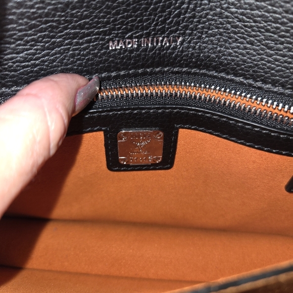 MCM Elegant Black Leather Crossbody Bag - Picture 9 of 10